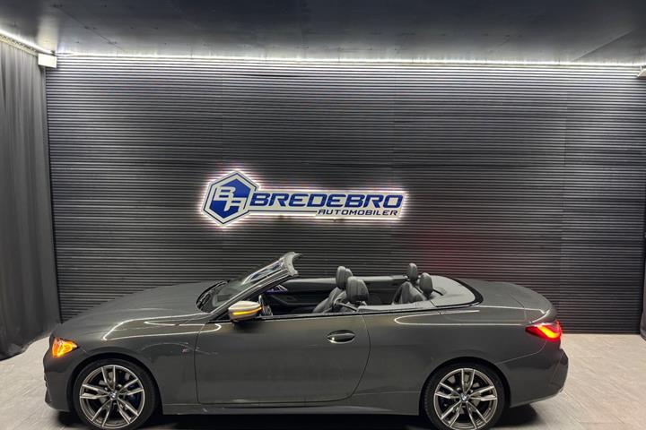 Grå BMW M440i fra 2021