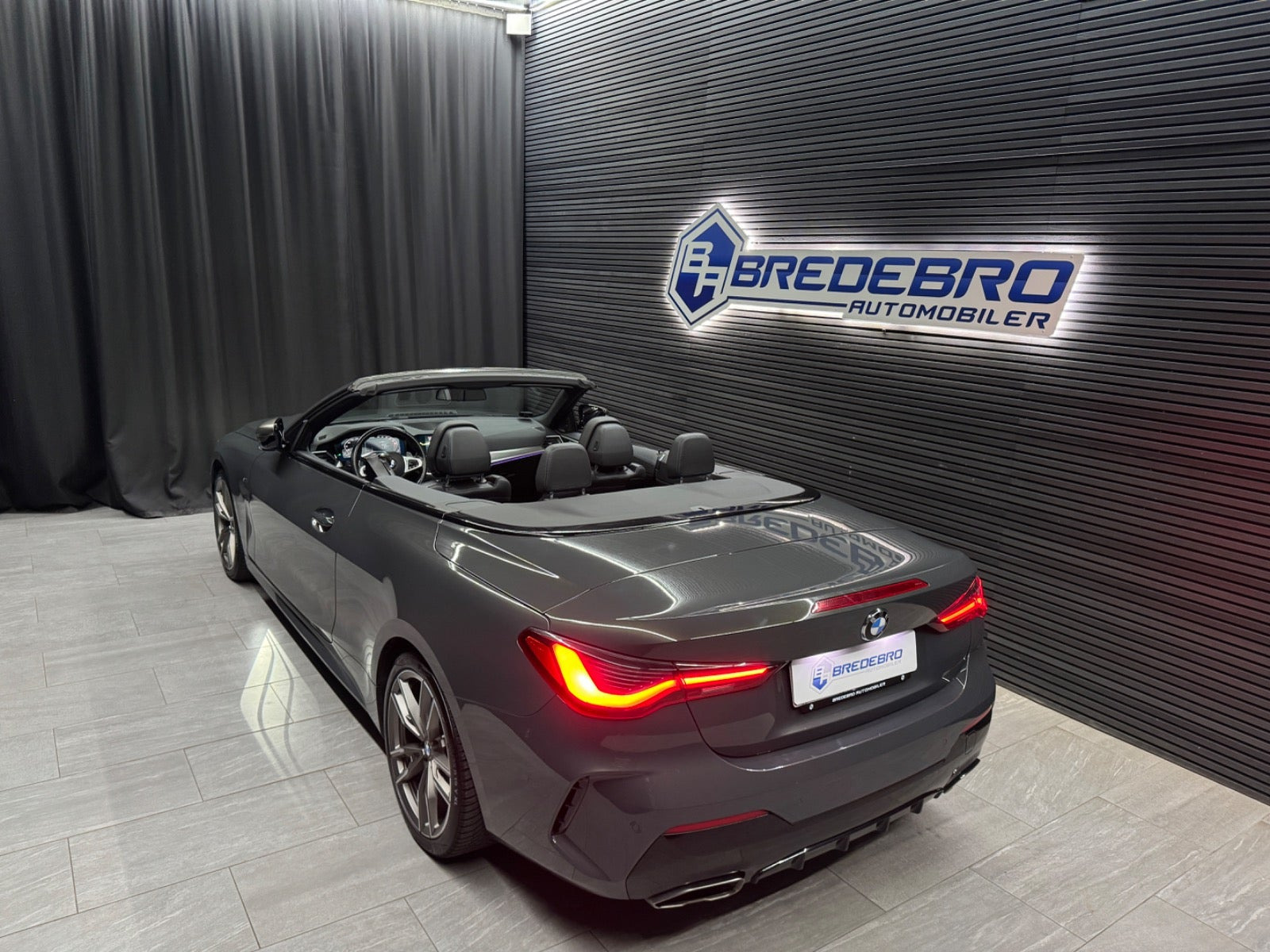 Grå BMW M440i fra 2021