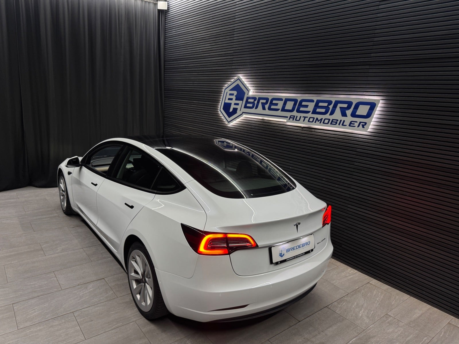 Hvid Tesla Model 3 fra 2022