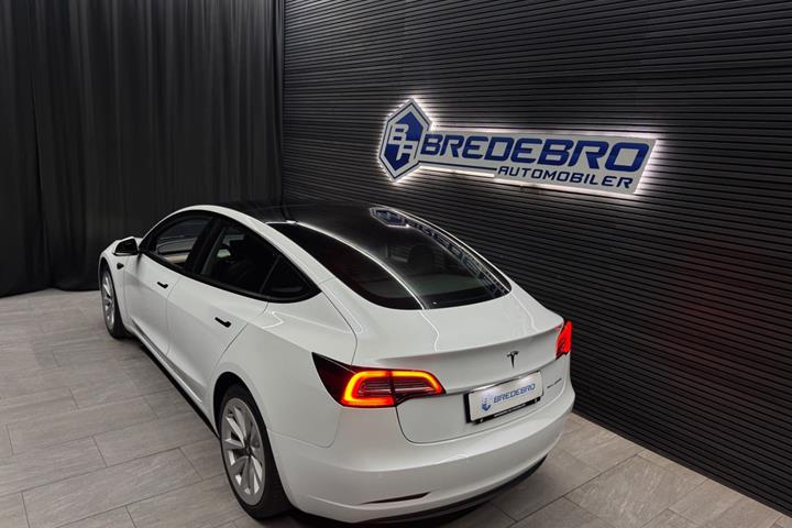 Hvid Tesla Model 3 fra 2022