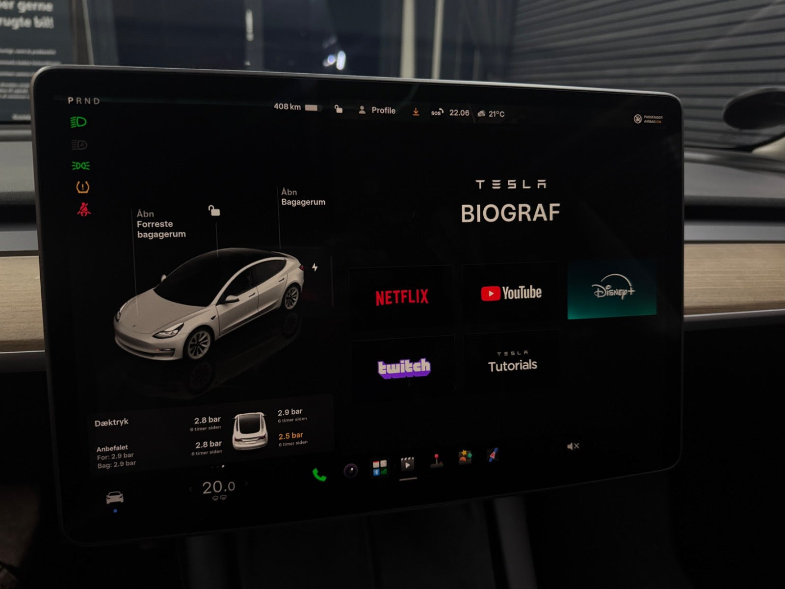 Hvid Tesla Model 3 fra 2022