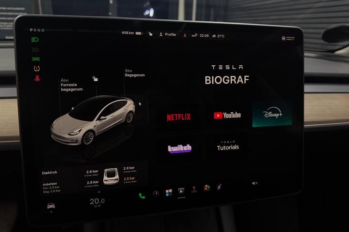 Hvid Tesla Model 3 fra 2022