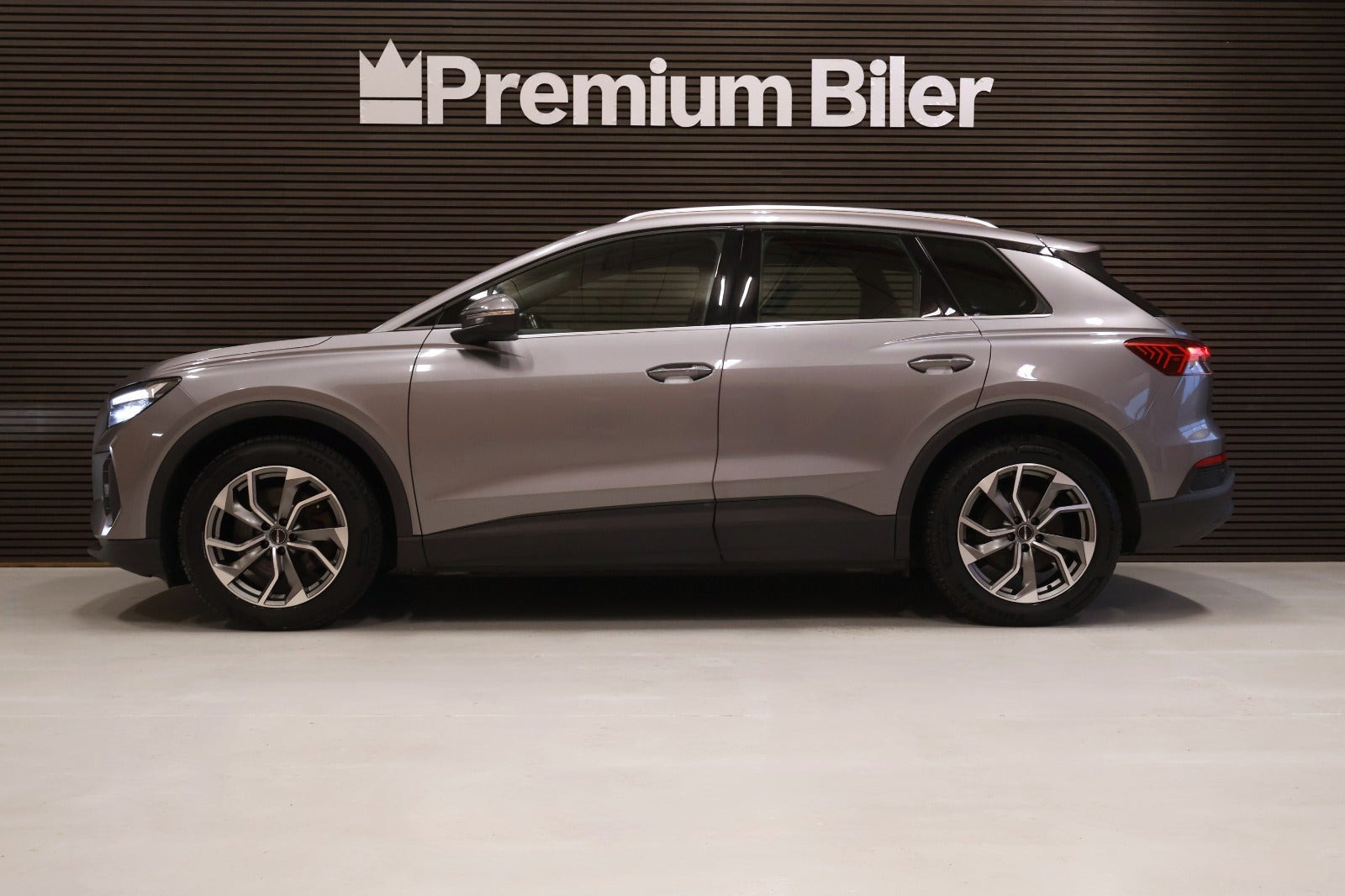 Grå Audi Q4 e-tron fra 2022