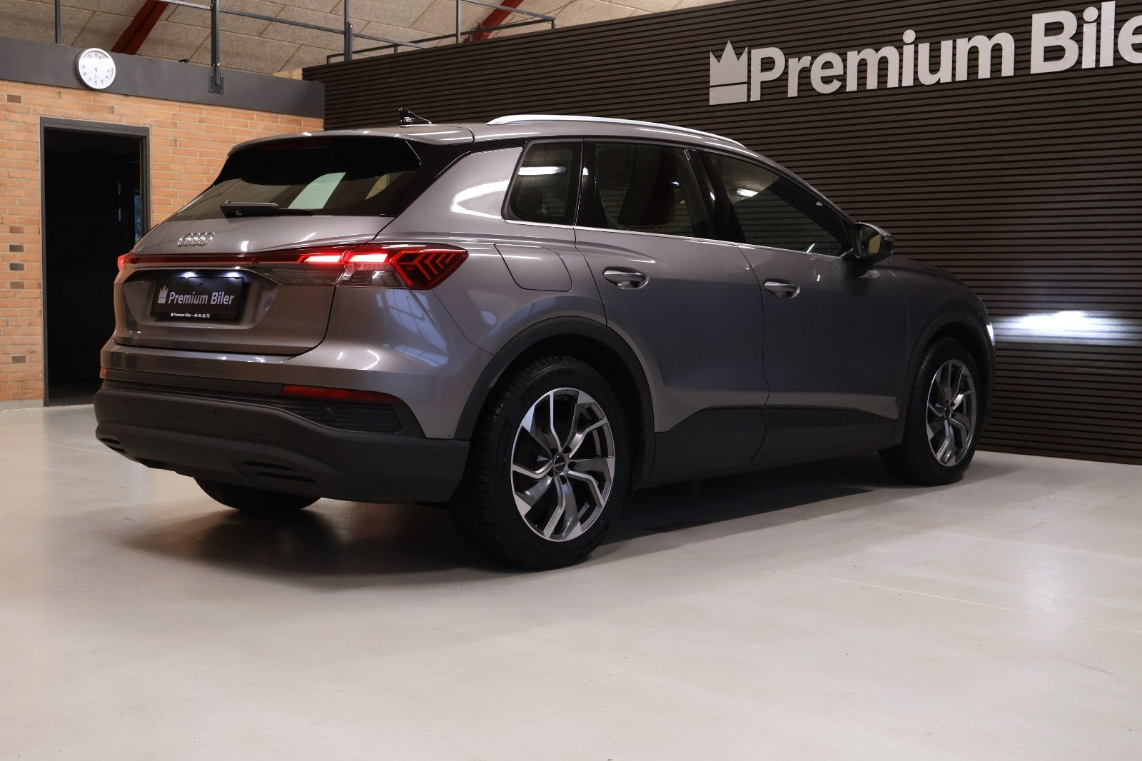 Grå Audi Q4 e-tron fra 2022