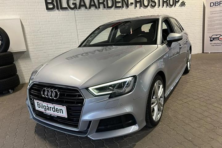 Grå Audi A3 fra 2019 set udefra