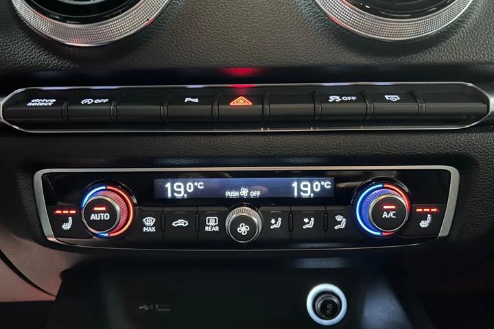 Grå Audi A3 fra 2019