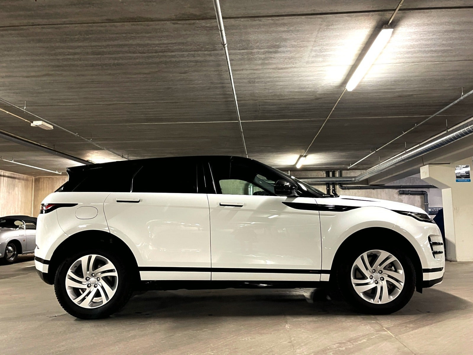 Hvid Land Rover Range Rover evoque fra 2020