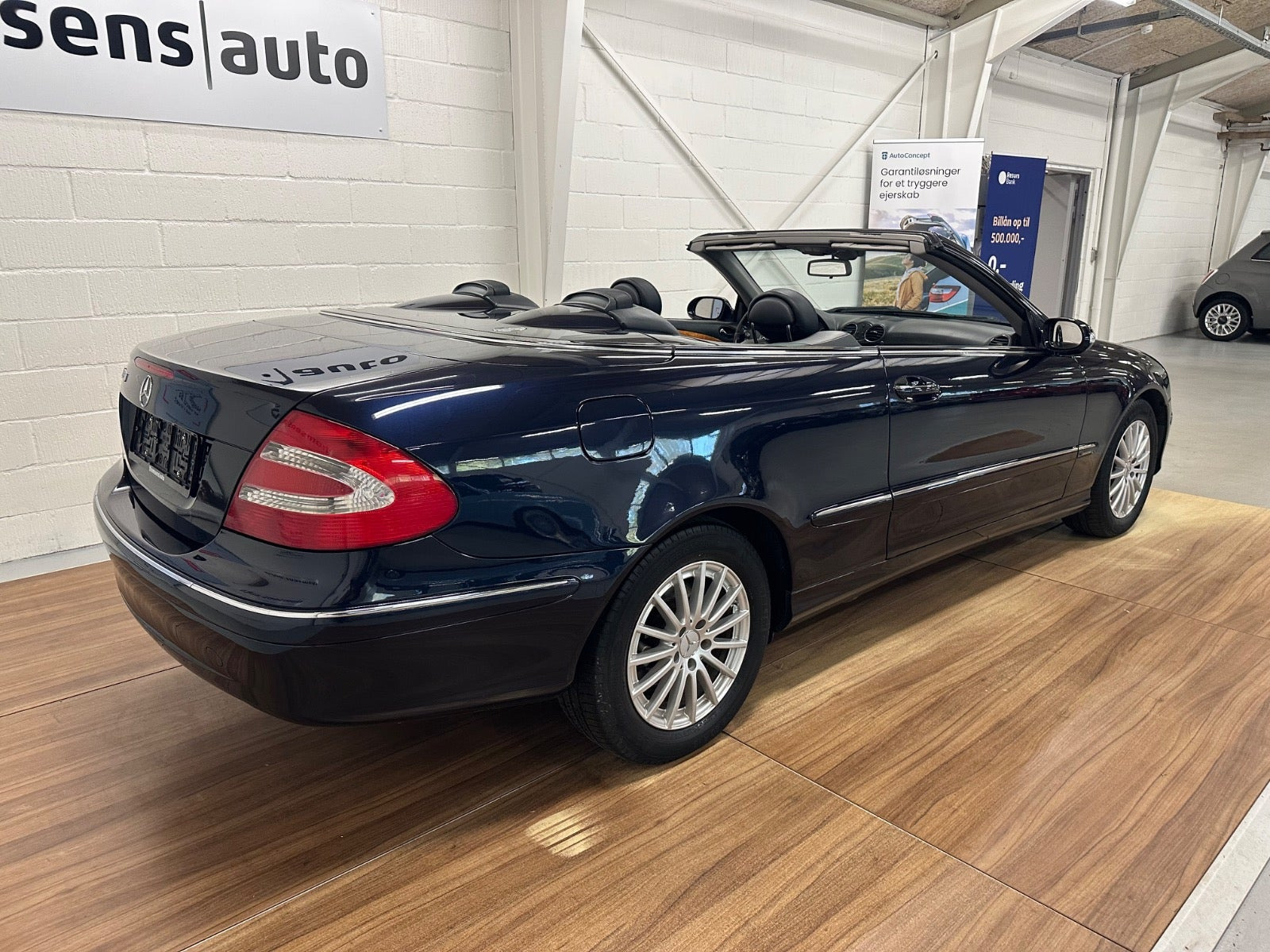 Blå Mercedes CLK320 fra 2004