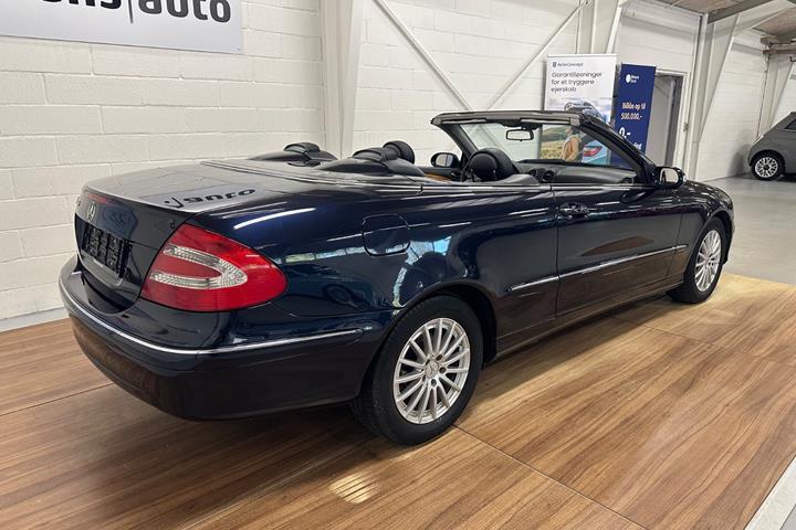 Blå Mercedes CLK320 fra 2004
