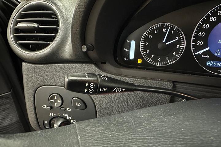 Blå Mercedes CLK320 fra 2004