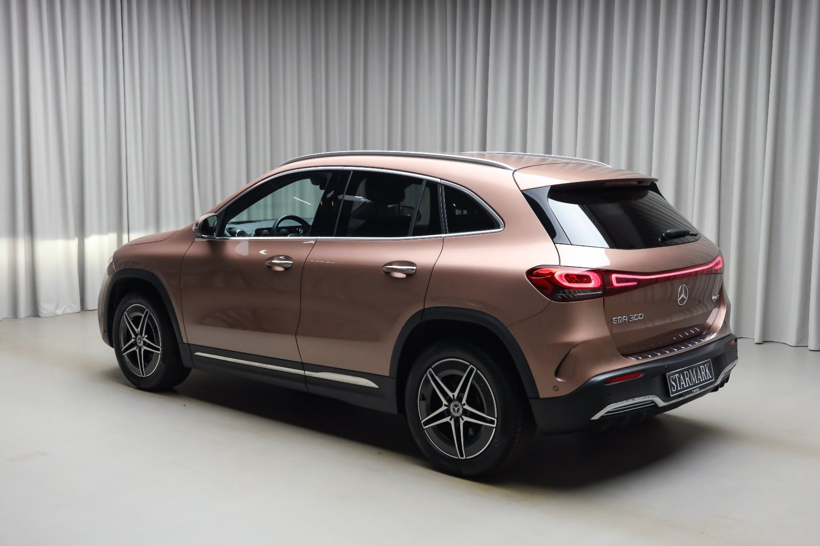 Gul Mercedes EQA300 fra 2023