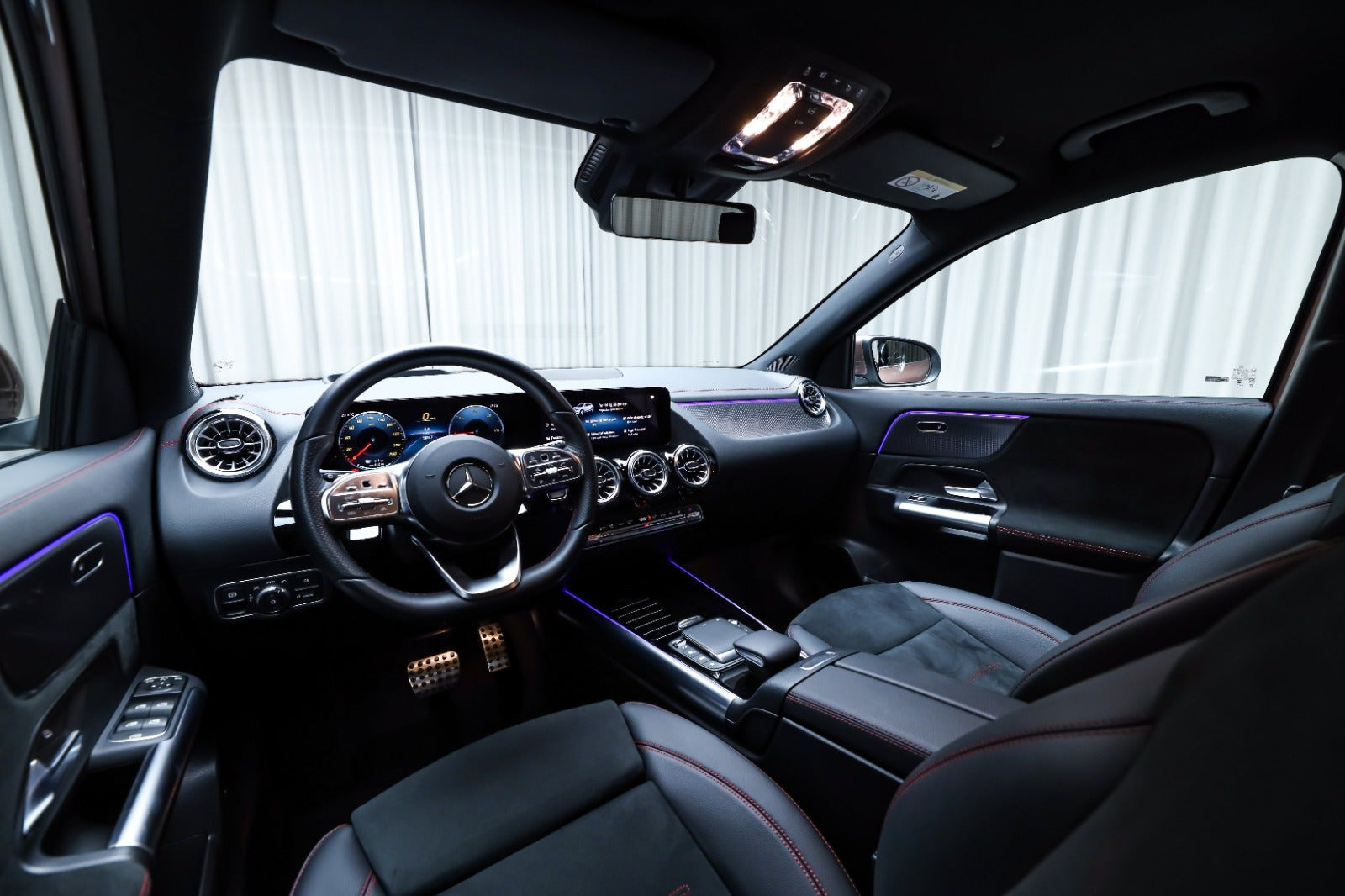 Gul Mercedes EQA300 fra 2023