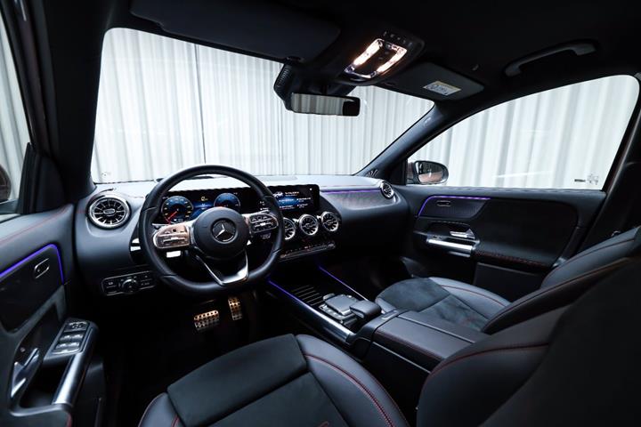 Gul Mercedes EQA300 fra 2023