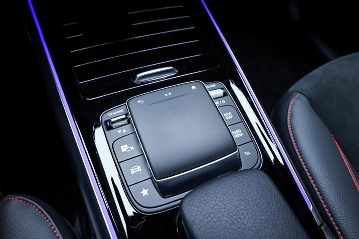 Gul Mercedes EQA300 fra 2023