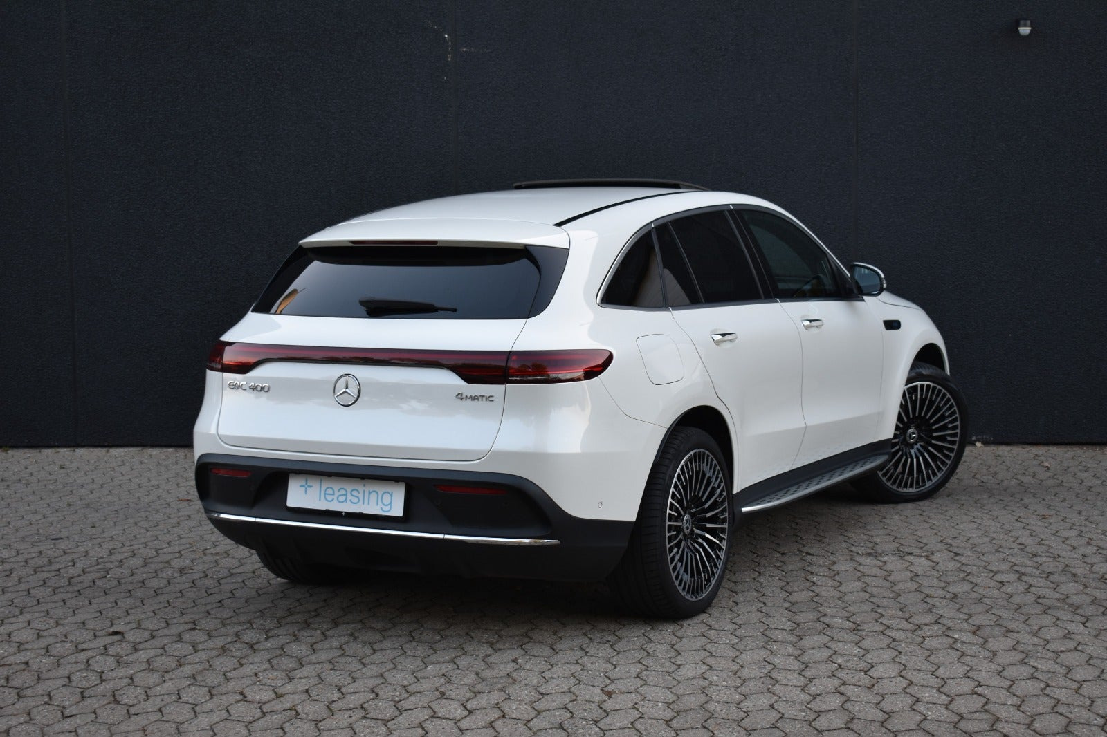 Hvid Mercedes EQC400 fra 2021