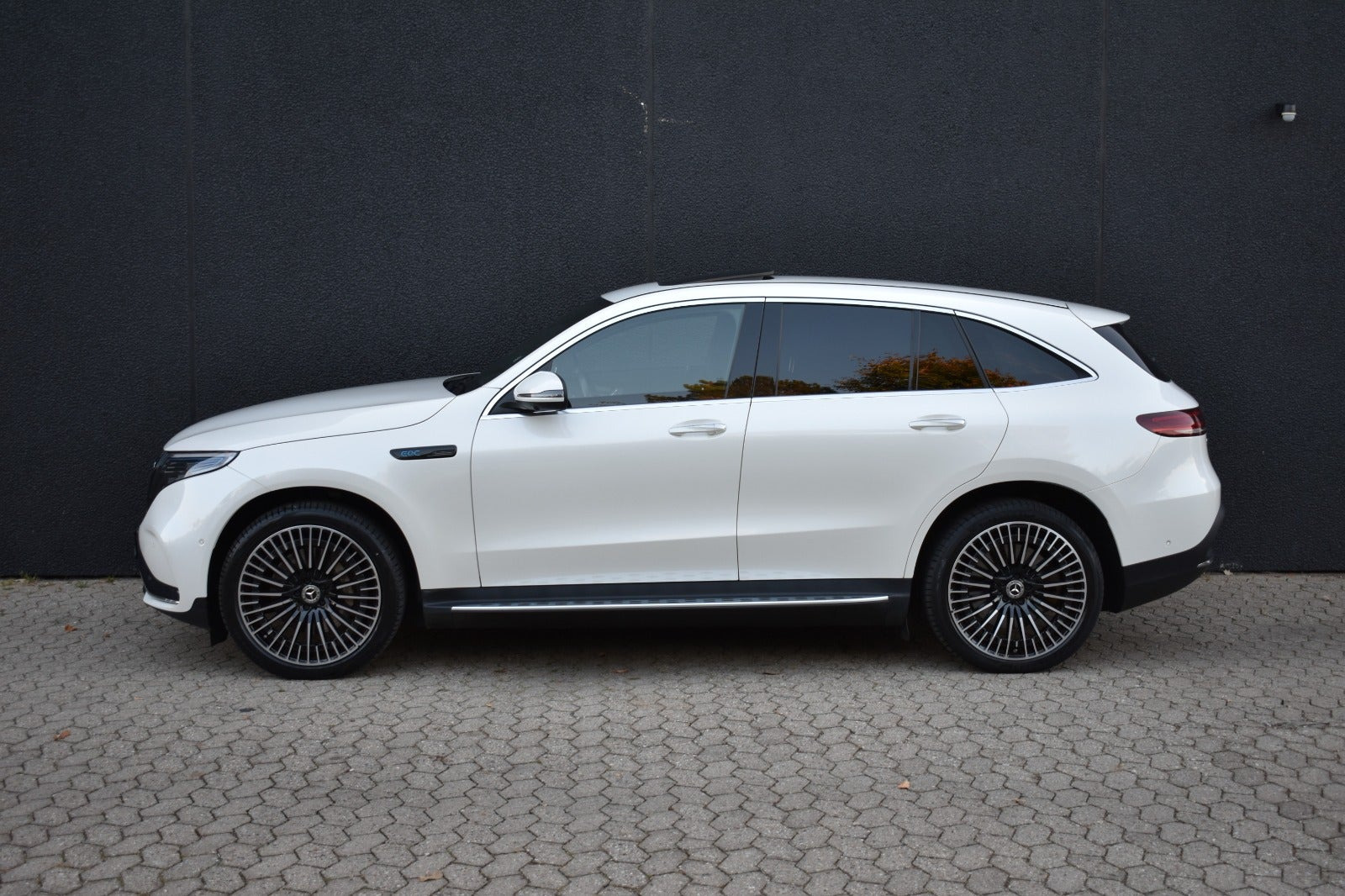 Hvid Mercedes EQC400 fra 2021
