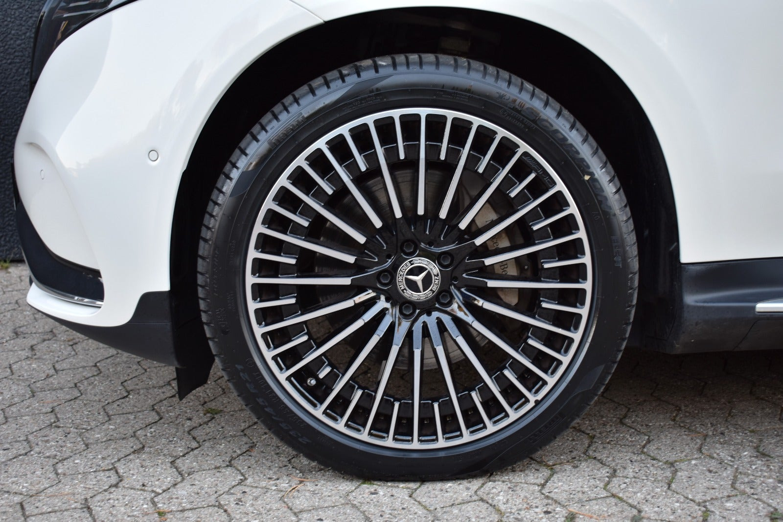 Hvid Mercedes EQC400 fra 2021