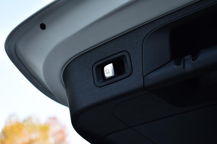 Hvid Mercedes EQC400 fra 2021
