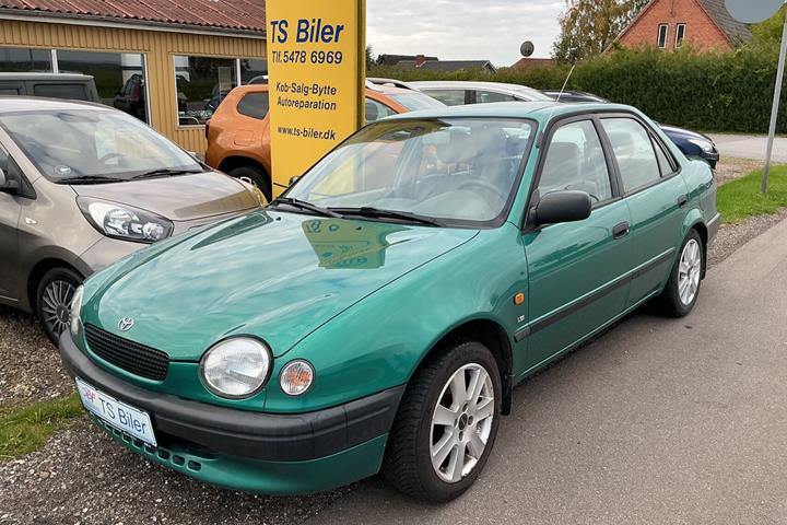 Grøn Toyota Corolla fra 1998