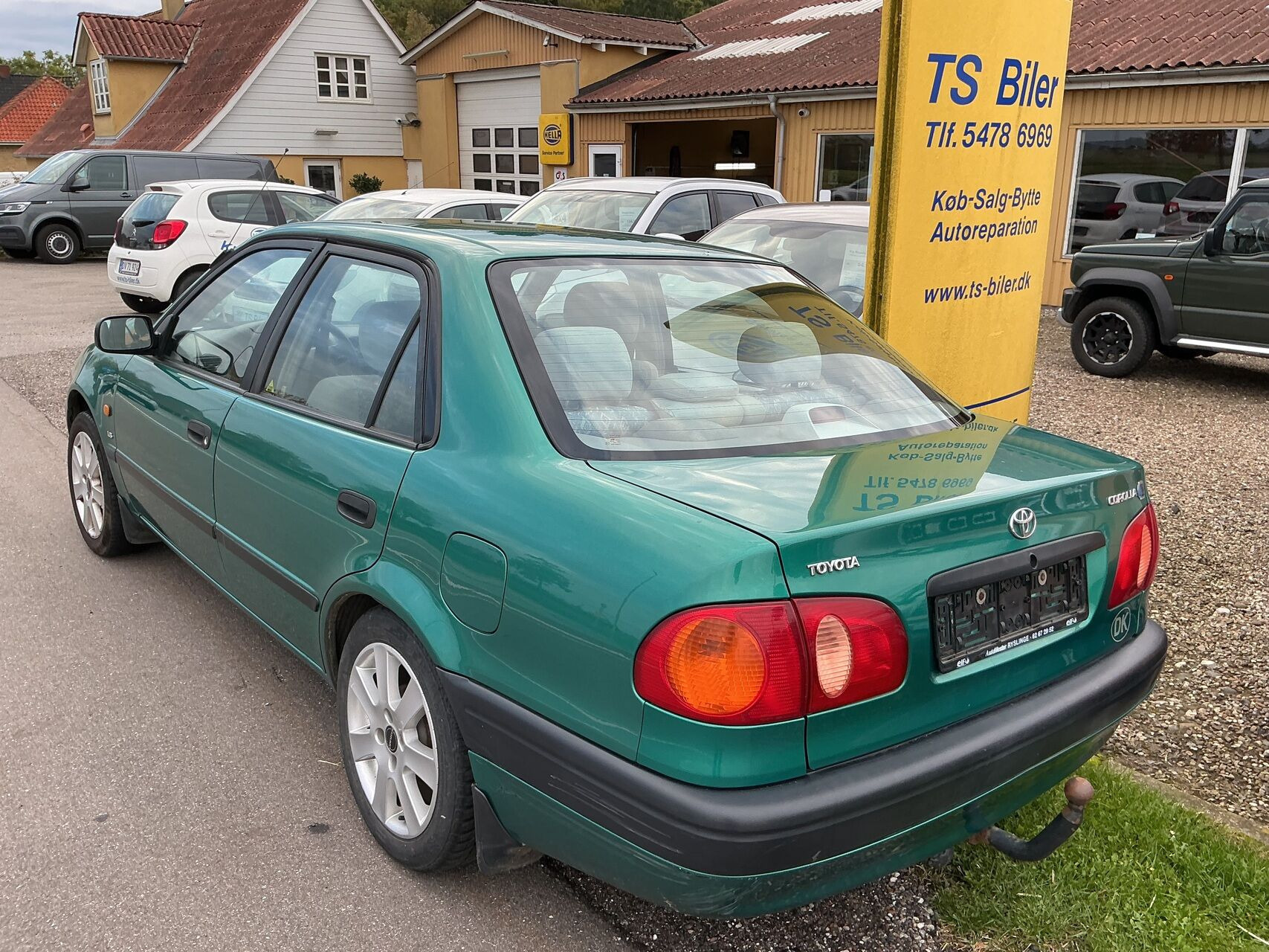 Grøn Toyota Corolla fra 1998