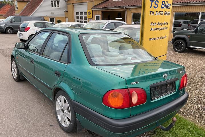 Grøn Toyota Corolla fra 1998
