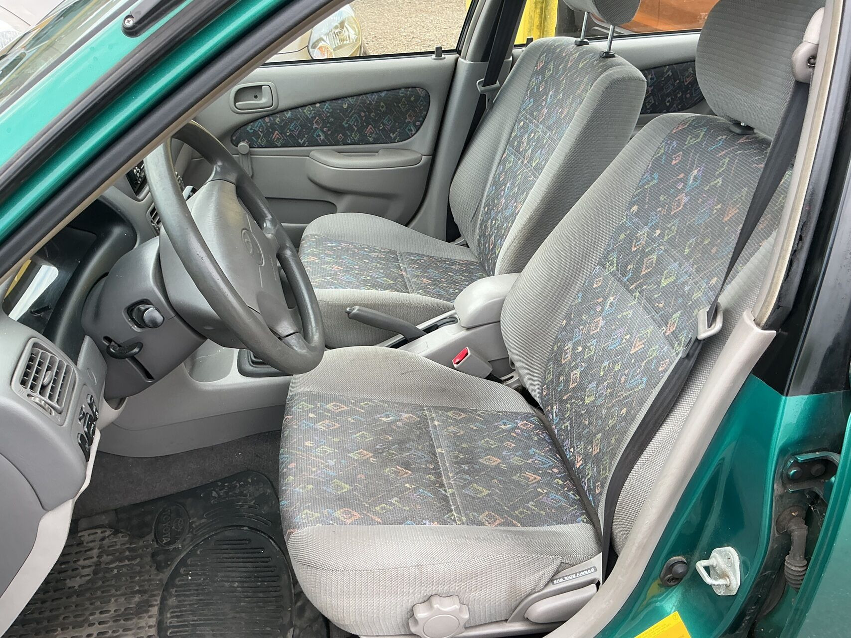 Grøn Toyota Corolla fra 1998