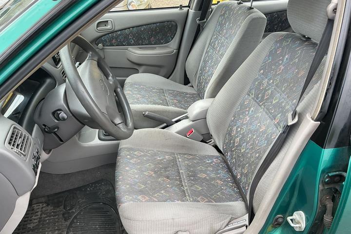 Grøn Toyota Corolla fra 1998