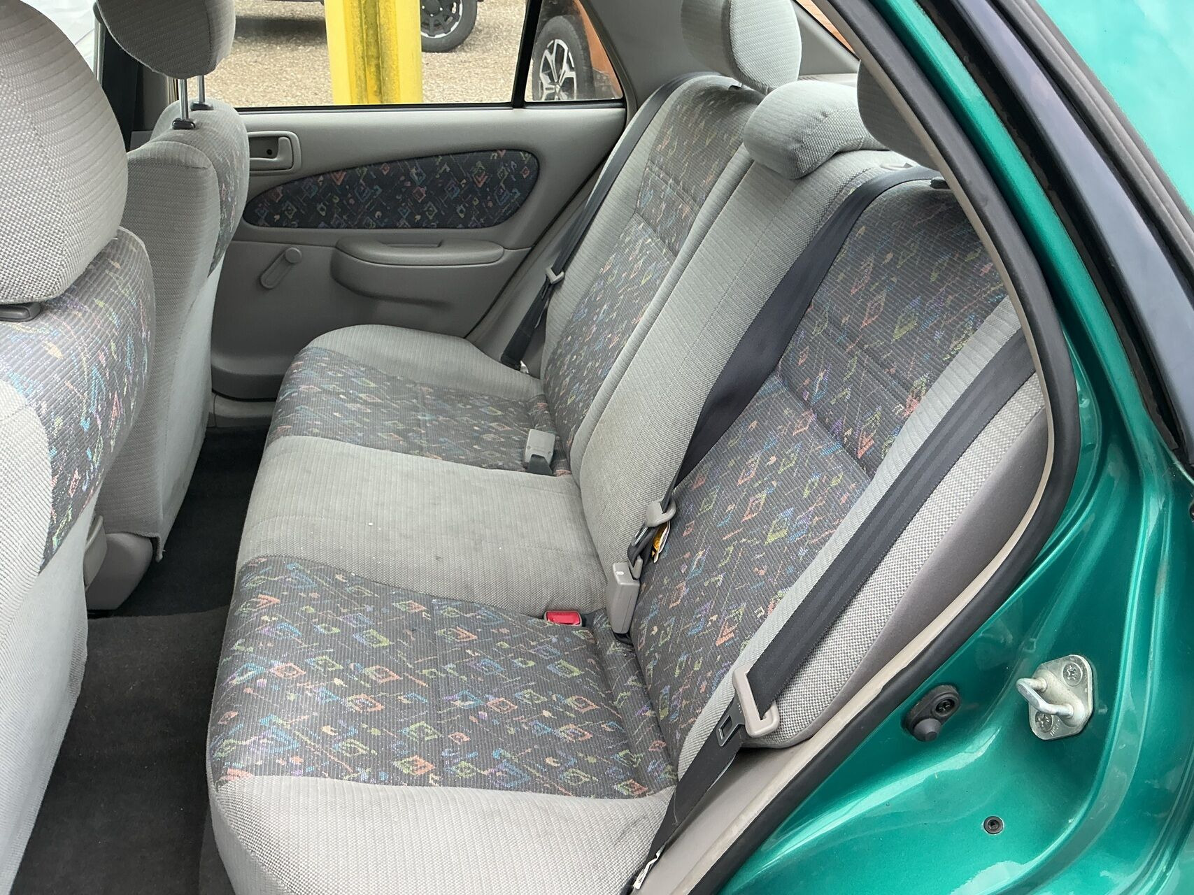 Grøn Toyota Corolla fra 1998