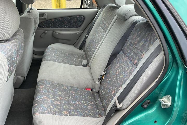 Grøn Toyota Corolla fra 1998