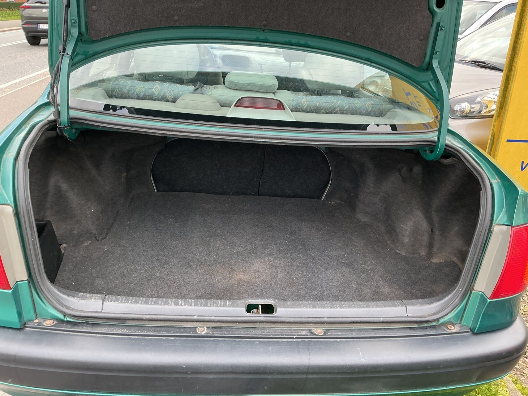 Grøn Toyota Corolla fra 1998