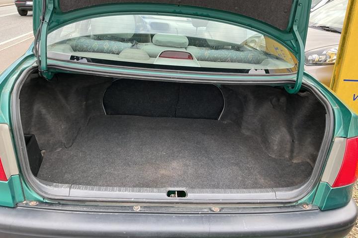 Grøn Toyota Corolla fra 1998
