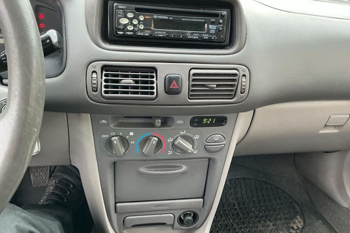 Grøn Toyota Corolla fra 1998