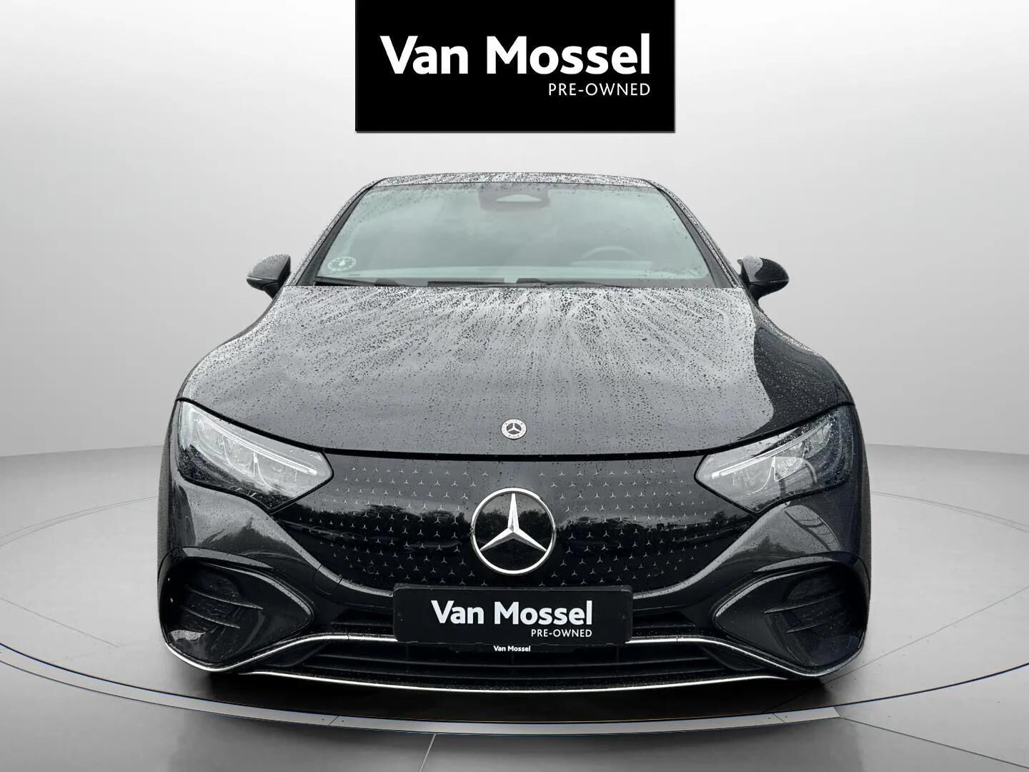 Grå Mercedes EQE350+ fra 2025