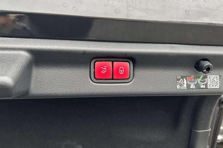 Grå Mercedes EQE350+ fra 2025