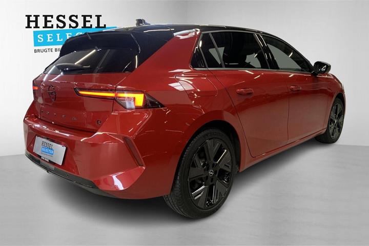 Rød Opel Astra-e fra 2024