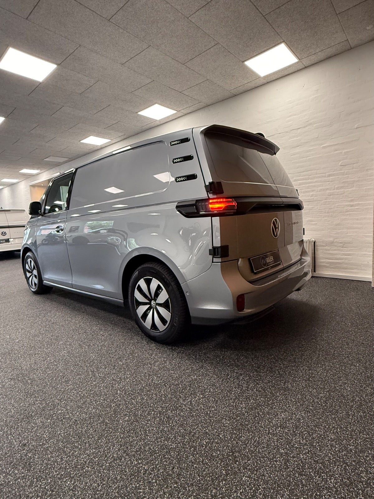 Grå VW ID.Buzz fra 2024