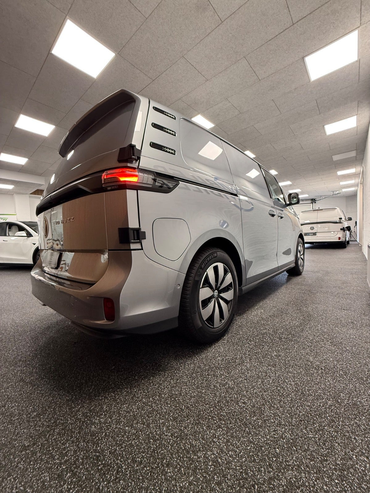 Grå VW ID.Buzz fra 2024