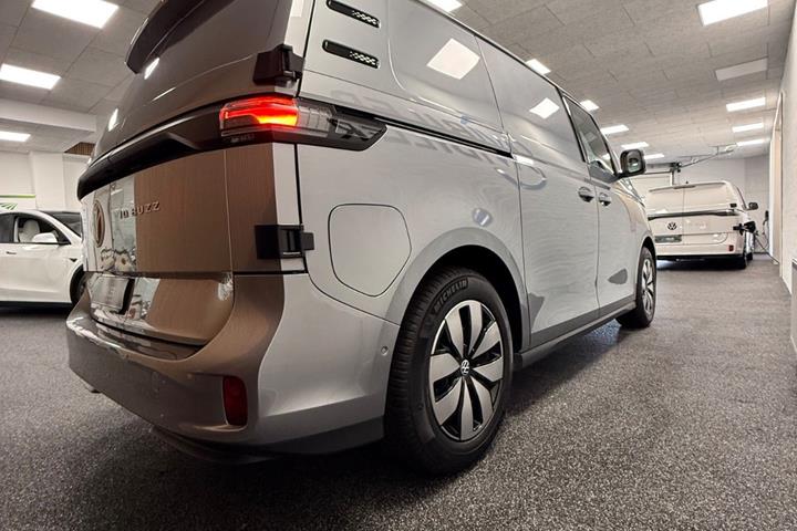 Grå VW ID.Buzz fra 2024