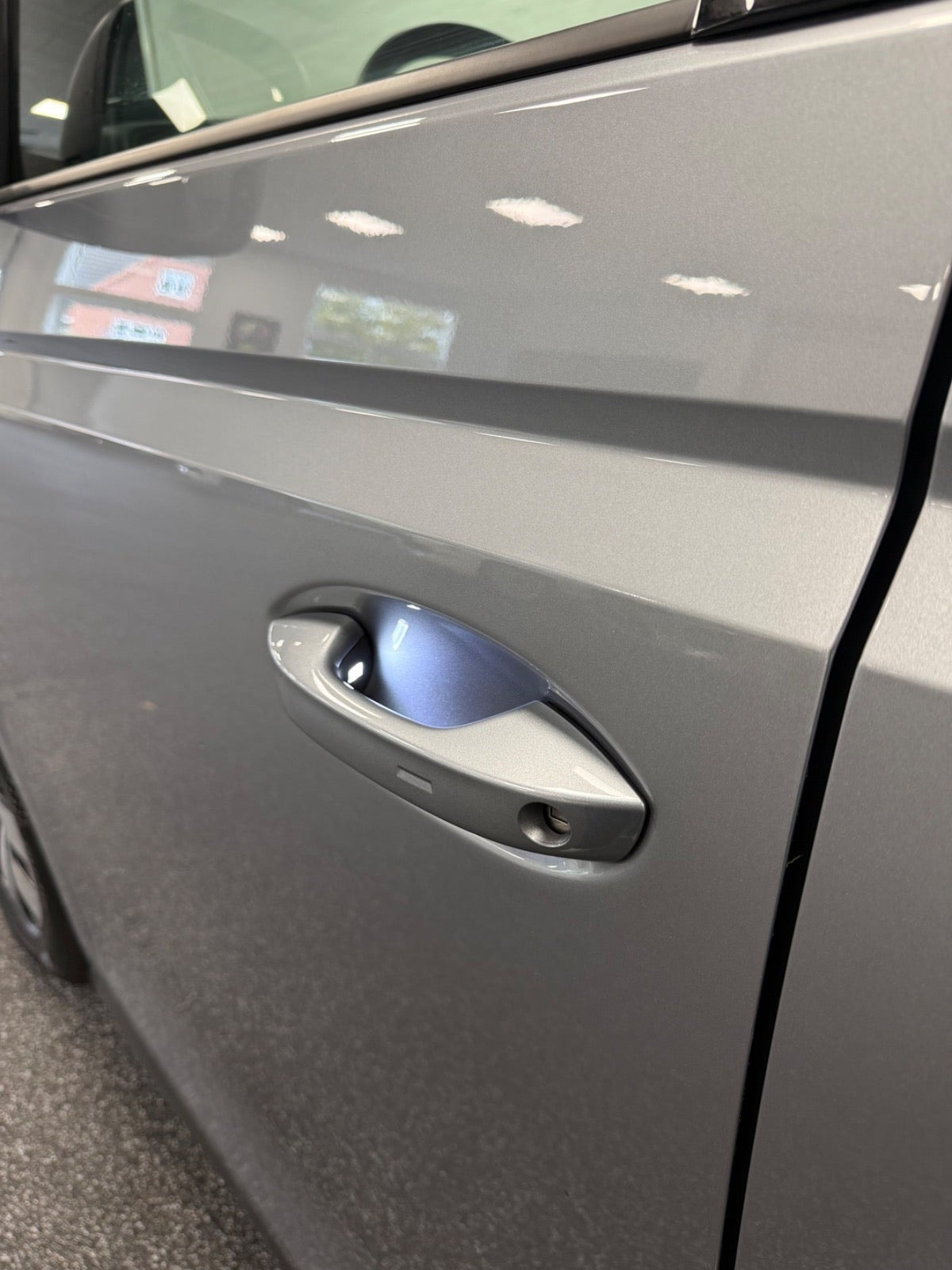 Grå VW ID.Buzz fra 2024