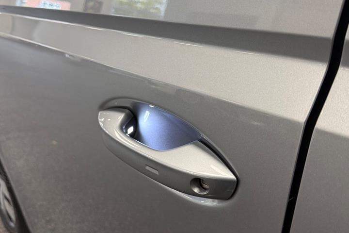 Grå VW ID.Buzz fra 2024