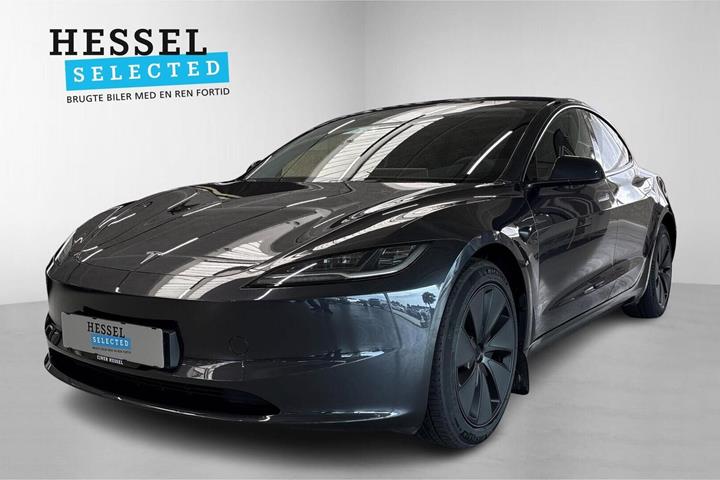 Sort Tesla Model 3 fra 2023 set udefra