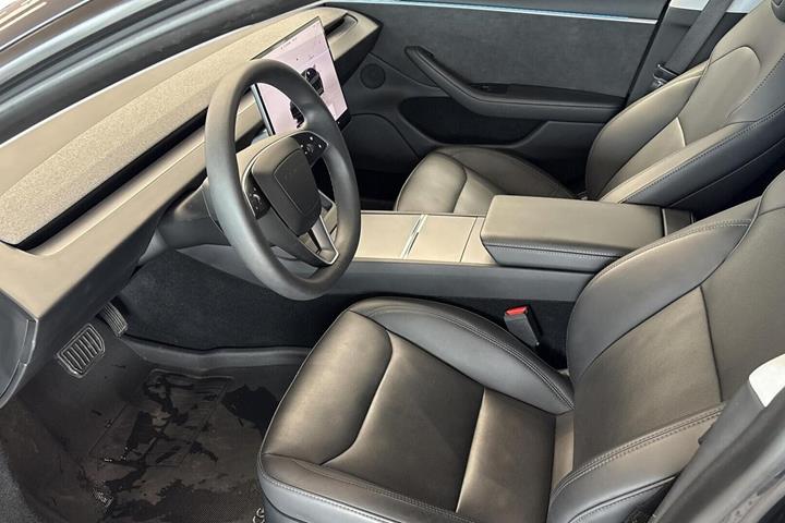 Sort Tesla Model 3 fra 2023