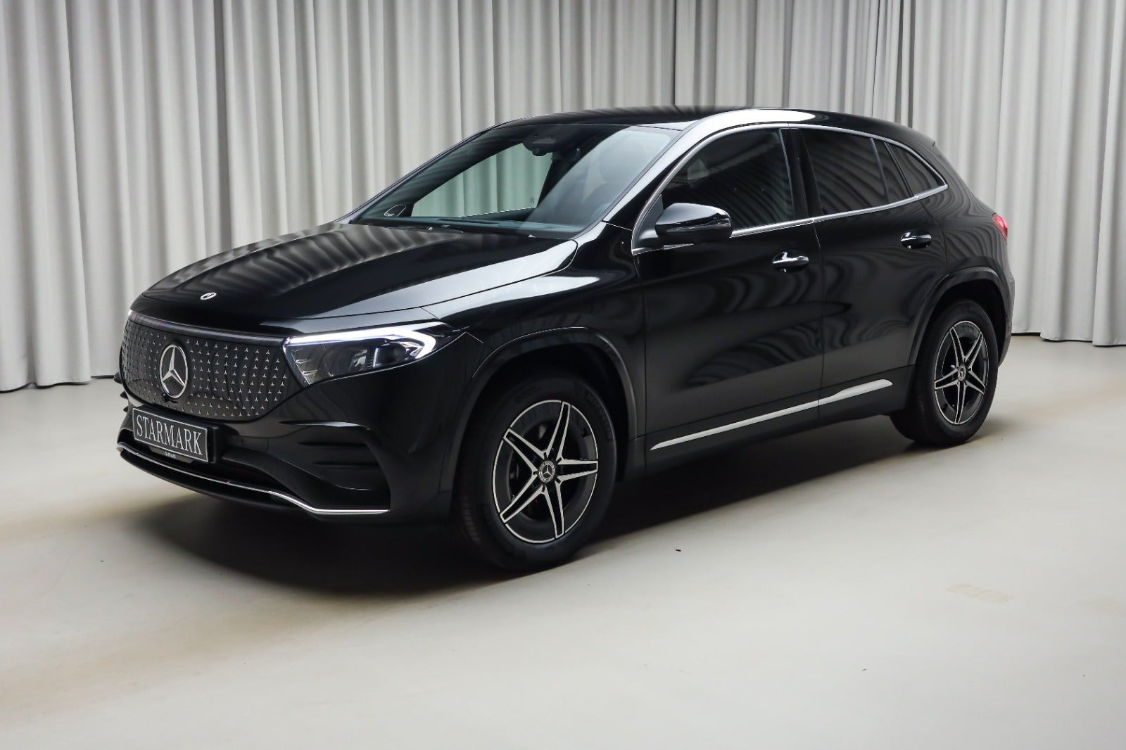 Sort Mercedes EQA250+ fra 2026 set udefra