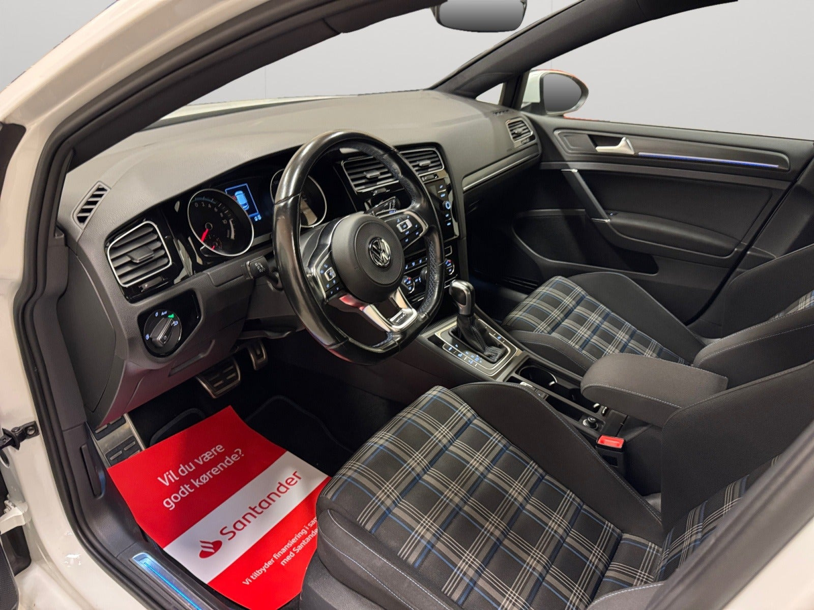 Hvid VW Golf VII fra 2020