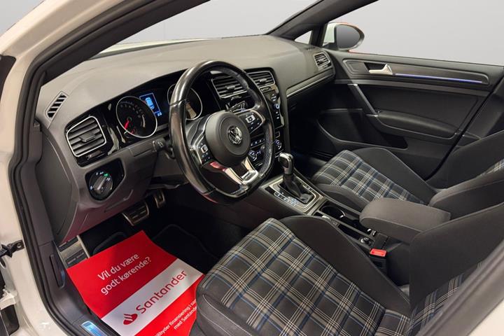 Hvid VW Golf VII fra 2020