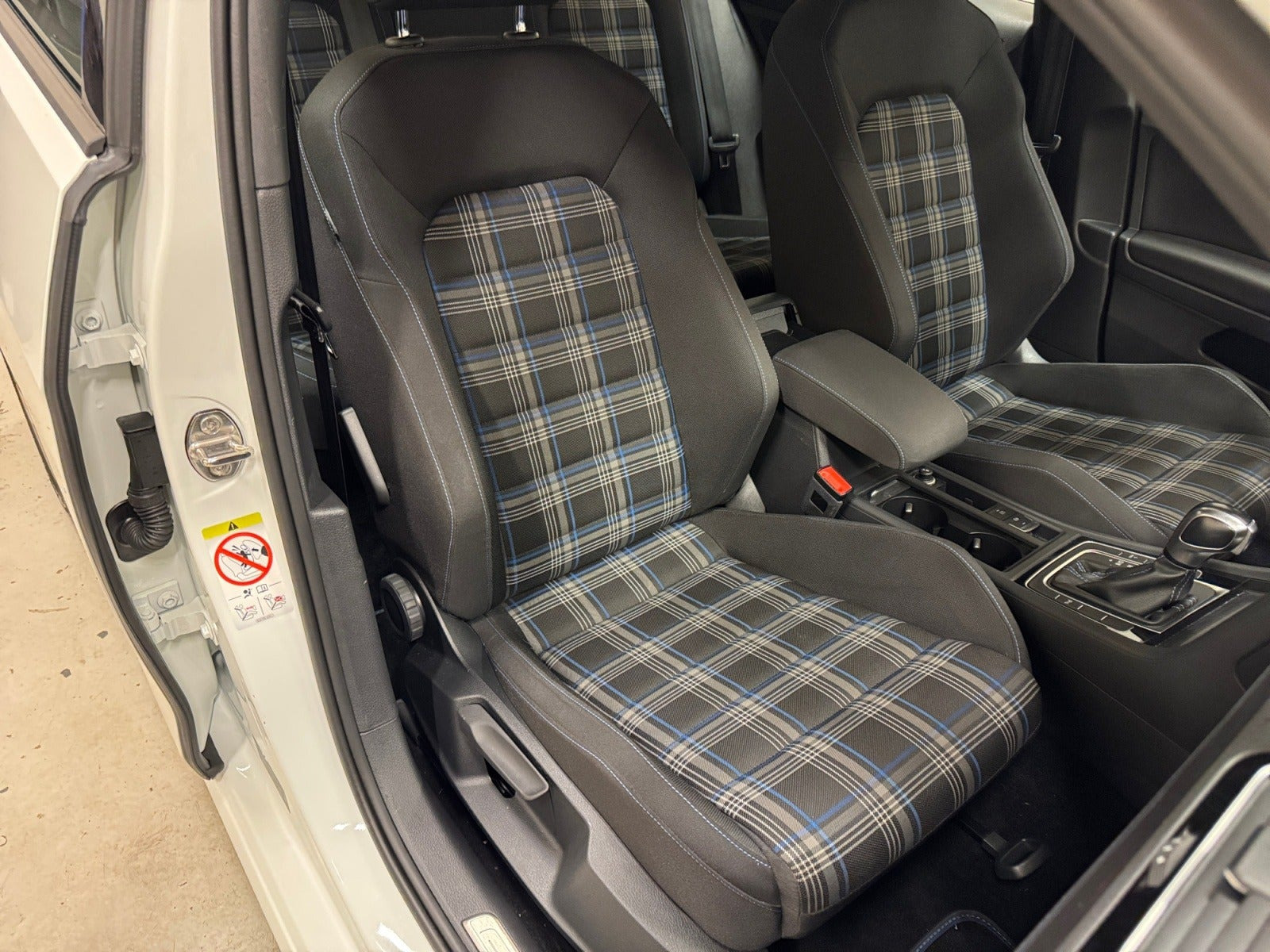 Hvid VW Golf VII fra 2020