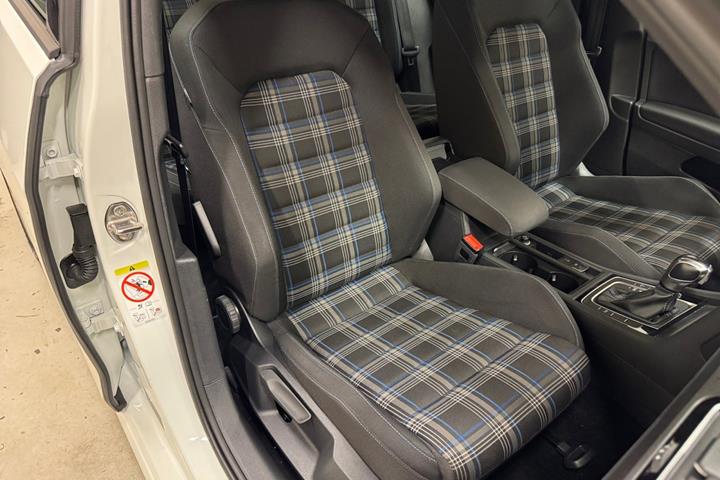 Hvid VW Golf VII fra 2020
