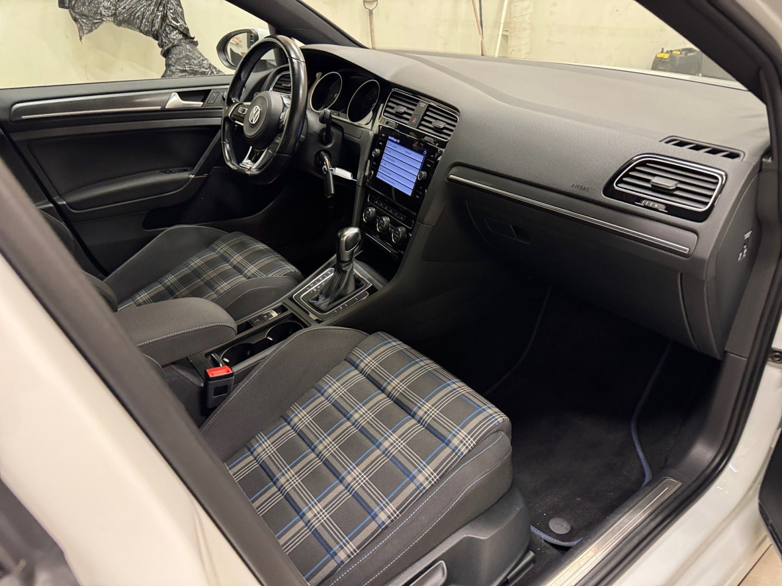 Hvid VW Golf VII fra 2020