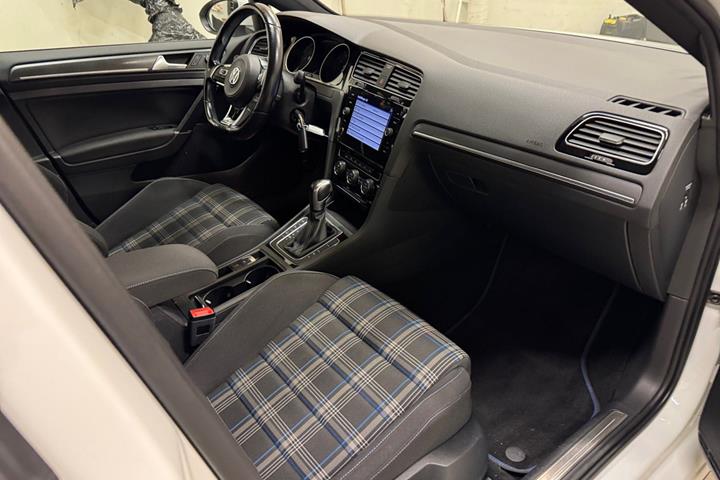 Hvid VW Golf VII fra 2020