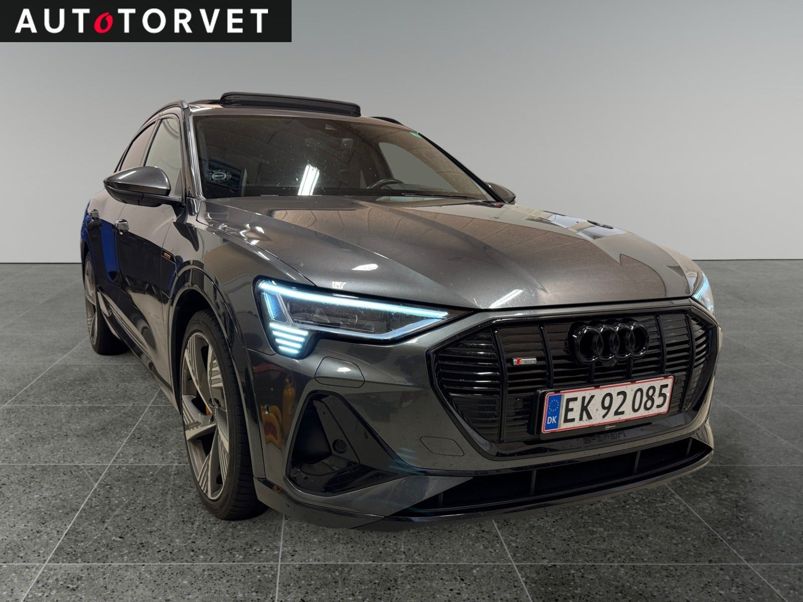 Grå Audi e-tron fra 2022